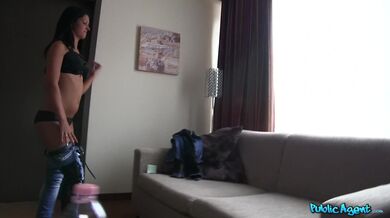 Public Agent - 18letá studentka pojme mé sperma, zatímco její přítel čeká venku