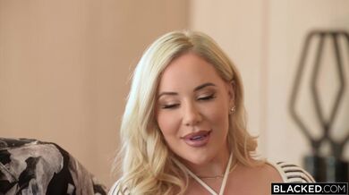 Kyprá blonďatá kráska Savannah Bond byla nabodnuta na dvě BBC při svém prvním vystoupení