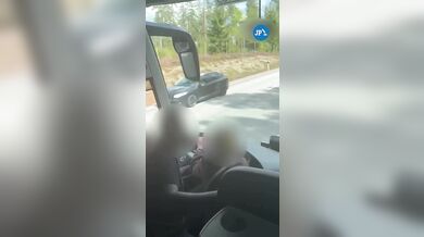 Hrdinská záchrana v Švédsku: Dva cestující zastavili autobus plný lidí poté, co řidič ztratil vědomí