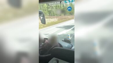 Hrdinská záchrana v Švédsku: Dva cestující zastavili autobus plný lidí poté, co řidič ztratil vědomí