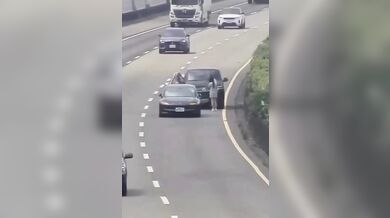 Řetězová tragédie na dálnici na Tchaj-wanu: Nebezpečné stání u nabouraných aut po druhé srážce zapříčinilo tři lidské životy