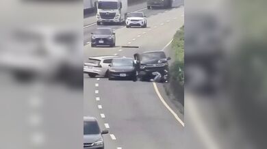 Řetězová tragédie na dálnici na Tchaj-wanu: Nebezpečné stání u nabouraných aut po druhé srážce zapříčinilo tři lidské životy