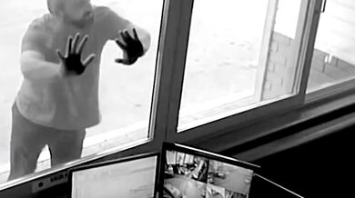 Nebezpečný žert na stanovišti taxíků v Istanbulu: Muž chtěl vystrašit kamarády a způsobil obrovský zmatek