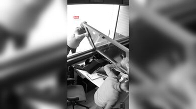 Nebezpečný žert na stanovišti taxíků v Istanbulu: Muž chtěl vystrašit kamarády a způsobil obrovský zmatek