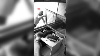 Nebezpečný žert na stanovišti taxíků v Istanbulu: Muž chtěl vystrašit kamarády a způsobil obrovský zmatek