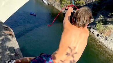 Extrémní skok pod mostem v Norsku: Sportovec předvedl salto do nafukovacího člunu