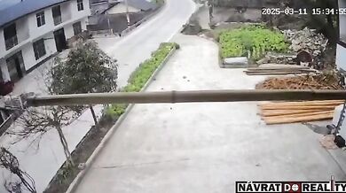 Brutální nehoda motorkáře v Číně