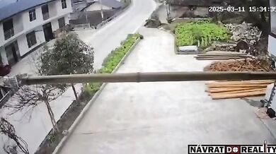 Brutální nehoda motorkáře v Číně