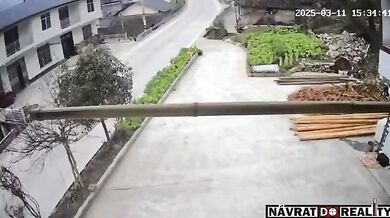 Brutální nehoda motorkáře v Číně