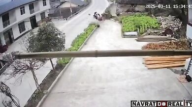Brutální nehoda motorkáře v Číně