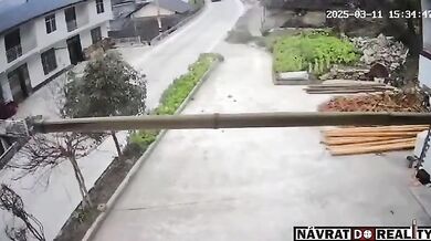 Brutální nehoda motorkáře v Číně