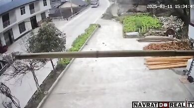 Brutální nehoda motorkáře v Číně