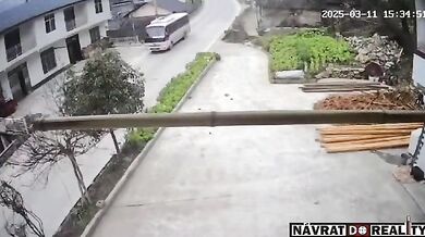 Brutální nehoda motorkáře v Číně