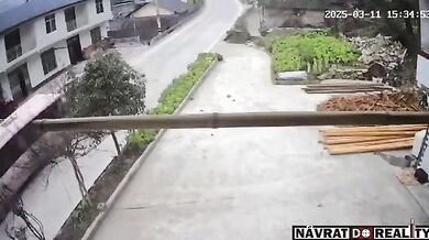 Brutální nehoda motorkáře v Číně