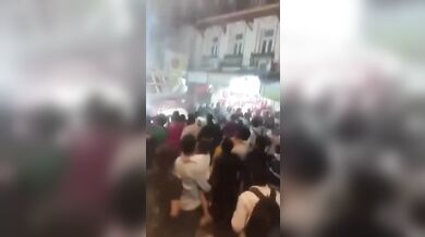 Tragédie při oslavách v Bombaji: Dvaadvacet stop vysoká socha boha Ganéši spadla na dav, zabila dva lidi a pět zranila