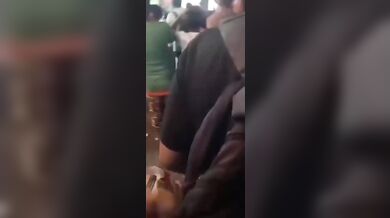 Tragédie při oslavách v Bombaji: Dvaadvacet stop vysoká socha boha Ganéši spadla na dav, zabila dva lidi a pět zranila