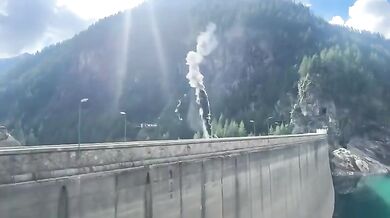 Tragická havárie vírníku v Itálii: Stroj po nárazu do lan lanovky vzplanul a oba lidé na palubě zemřeli