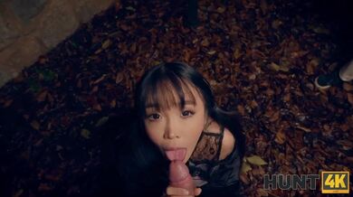 Sexy Asiatka dává parohy svému příteli