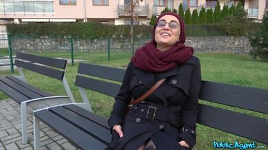 Afghánská holka má tak malou kundičku, že nezvládne obří péro