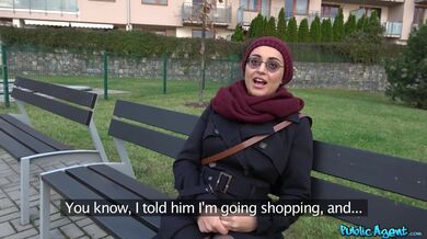 Afghánská holka má tak malou kundičku, že nezvládne obří péro