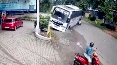 Havárie svatebního autobusu v Indii: Řidič se vyhýbal motorce a převrátil vůz u čerpací stanice