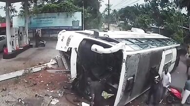 Havárie svatebního autobusu v Indii: Řidič se vyhýbal motorce a převrátil vůz u čerpací stanice