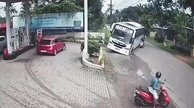Havárie svatebního autobusu v Indii: Řidič se vyhýbal motorce a převrátil vůz u čerpací stanice