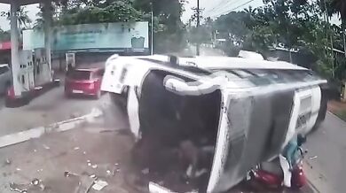 Havárie svatebního autobusu v Indii: Řidič se vyhýbal motorce a převrátil vůz u čerpací stanice