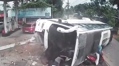 Havárie svatebního autobusu v Indii: Řidič se vyhýbal motorce a převrátil vůz u čerpací stanice