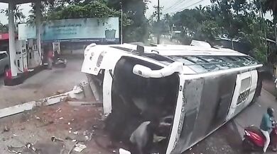 Havárie svatebního autobusu v Indii: Řidič se vyhýbal motorce a převrátil vůz u čerpací stanice