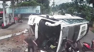 Havárie svatebního autobusu v Indii: Řidič se vyhýbal motorce a převrátil vůz u čerpací stanice