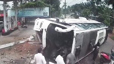 Havárie svatebního autobusu v Indii: Řidič se vyhýbal motorce a převrátil vůz u čerpací stanice