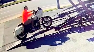 Pokus o najedí s motorkou na návěs