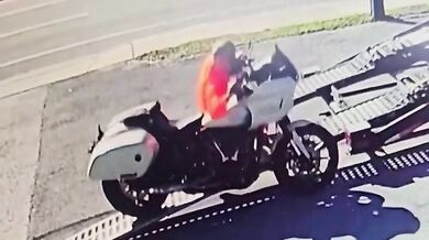 Pokus o najedí s motorkou na návěs