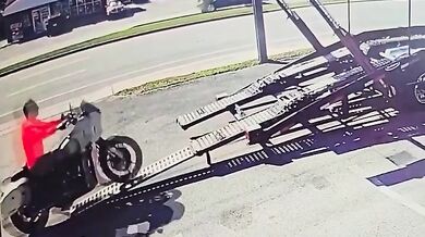 Pokus o najedí s motorkou na návěs