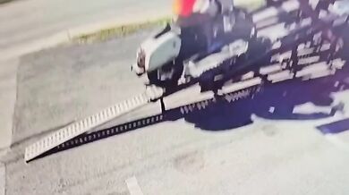 Pokus o najedí s motorkou na návěs