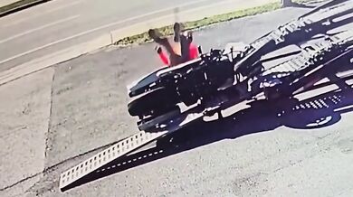 Pokus o najedí s motorkou na návěs