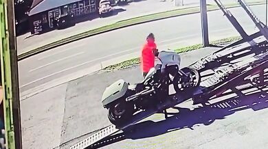 Pokus o najedí s motorkou na návěs
