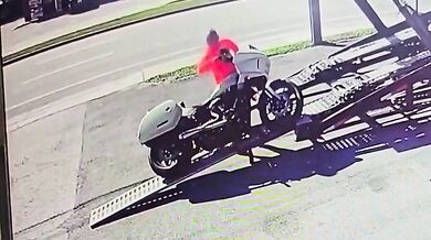 Pokus o najedí s motorkou na návěs