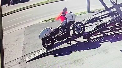 Pokus o najedí s motorkou na návěs