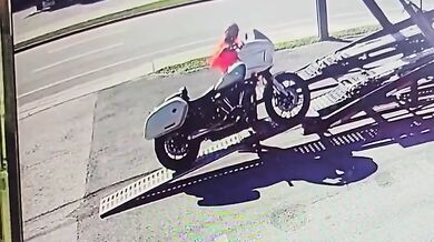 Pokus o najedí s motorkou na návěs