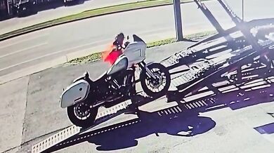 Pokus o najedí s motorkou na návěs