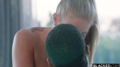 Blonďatá nevlastní ségra sténá slzy, když jí pořádně projíždějí všechny díry