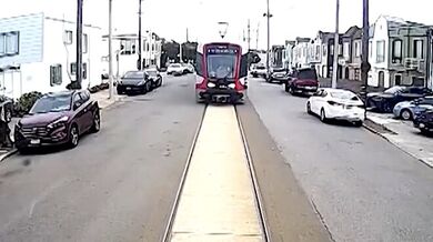Srážka tamvaje v San Franciscu: Řidič usnul těsně před nárazem za volantem