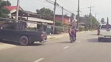 Nebezpečná nehoda v Thajsku: Motorkářka narazila do neoznačených železných tyčí trčících z korby