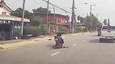 Nebezpečná nehoda v Thajsku: Motorkářka narazila do neoznačených železných tyčí trčících z korby
