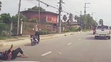 Nebezpečná nehoda v Thajsku: Motorkářka narazila do neoznačených železných tyčí trčících z korby
