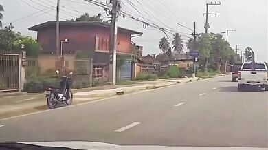 Nebezpečná nehoda v Thajsku: Motorkářka narazila do neoznačených železných tyčí trčících z korby