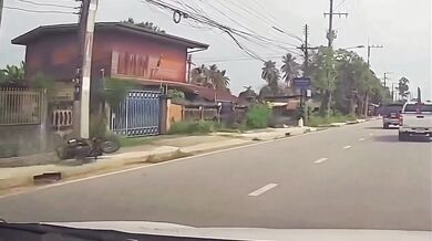 Nebezpečná nehoda v Thajsku: Motorkářka narazila do neoznačených železných tyčí trčících z korby
