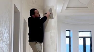 Umělecká proměna sloupu v Ozběkisztánu: Malíř vytvořil z obyčejného povrchu dokonalou imitaci mramoru